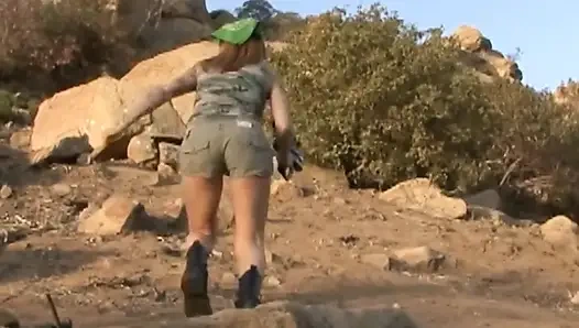 Sevgi dolu kedicikler oyuncaklarla sahne 3_lesbian üçlüsü birlikte boşalıyor