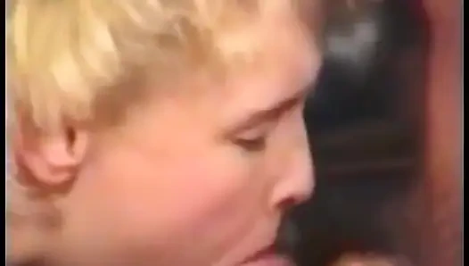 Azgın hatun üçlü sekste sikilmeden önce amını yalatıyor