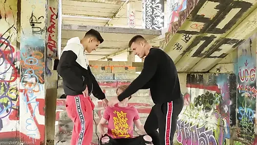 Ham bir sporcu deliğinde sırayla