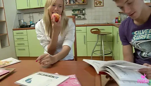 Lila e nimmt milo p ins haus! Er schiebt es tief in ihre fotze und mund!