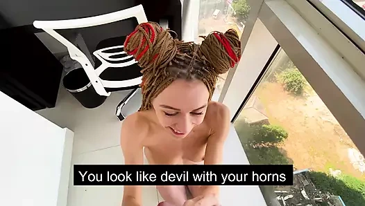 Beklenmedik komşum amcığımın içine boşalıyor ve telefonuma her şeyi kaydetti