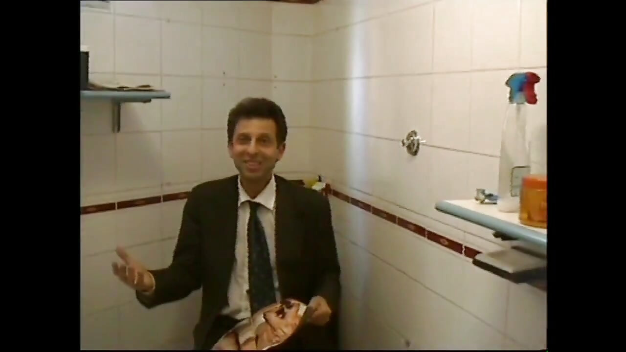 Prsatá baculatá milfka ošukaná a vystříkaná na obličej velkým ptákem v koupelně