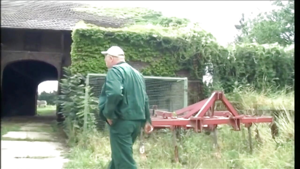 Sexy slut of the city screwed by a dirty farmer