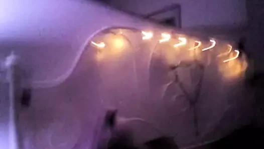 Bir kedi çocukla oynamak