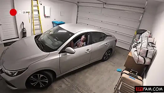 Отчим позволяет Chloe Rose позаимствовать его толстый член