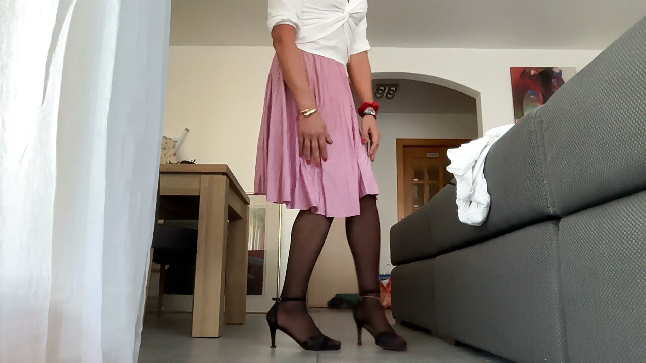 Femboy Xunami se calienta y muestra el culo y la concha