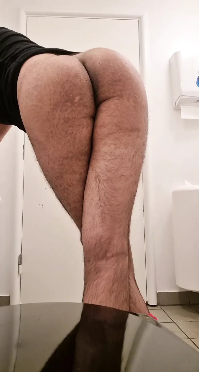 Segure-me com força e, em seguida, lamber minha bunda antes que seu pau vai aparecer e quer foder minha bunda