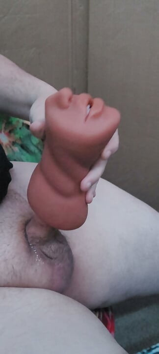 작은 자지를 가지고 놀다가 사정한다