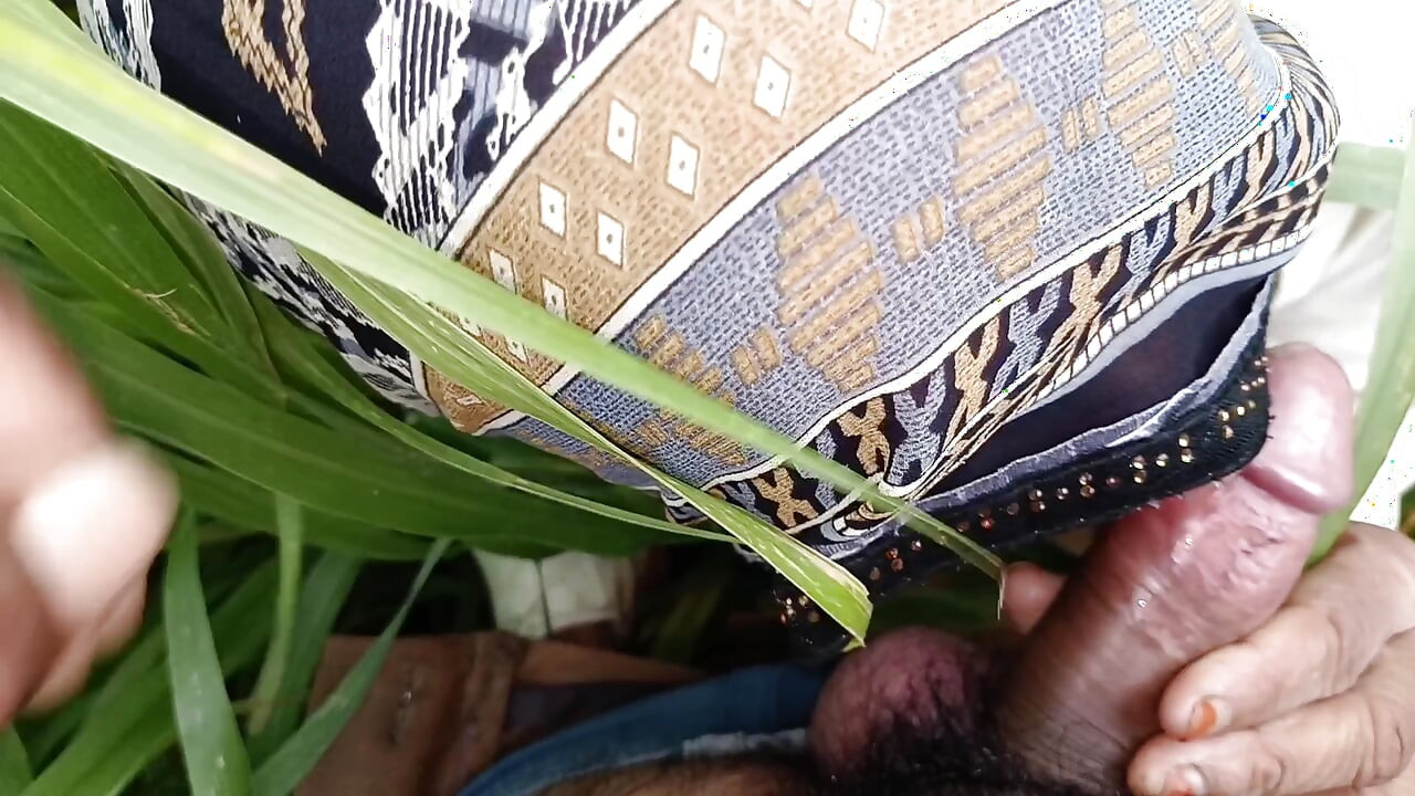 In the millet field, my elder sister-in-law sucked the cock and ass Mari opened the field of millet and killed my sister-in-law's ass