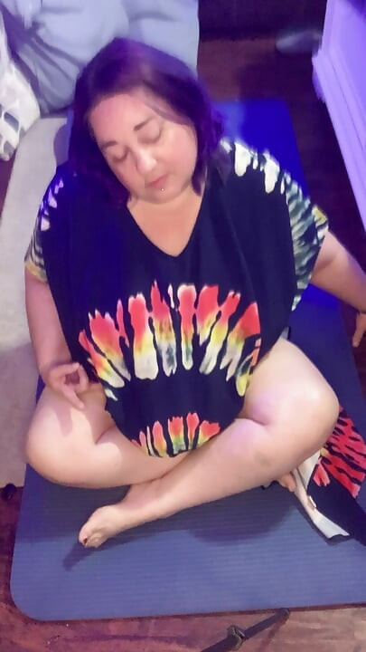 İri güzel kadın boo yoga yapıyor