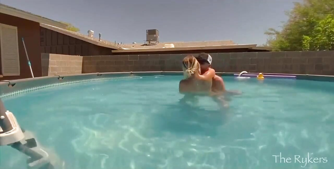 Quente casal na piscina - os vizinhos adoram quando fazemos um show!