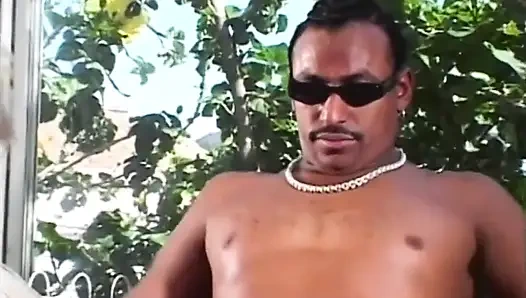 Islak edepsiz bir amcık için çılgın büyük yarak!