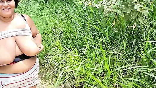 Показывает на улице и показывает мою киску и задницу