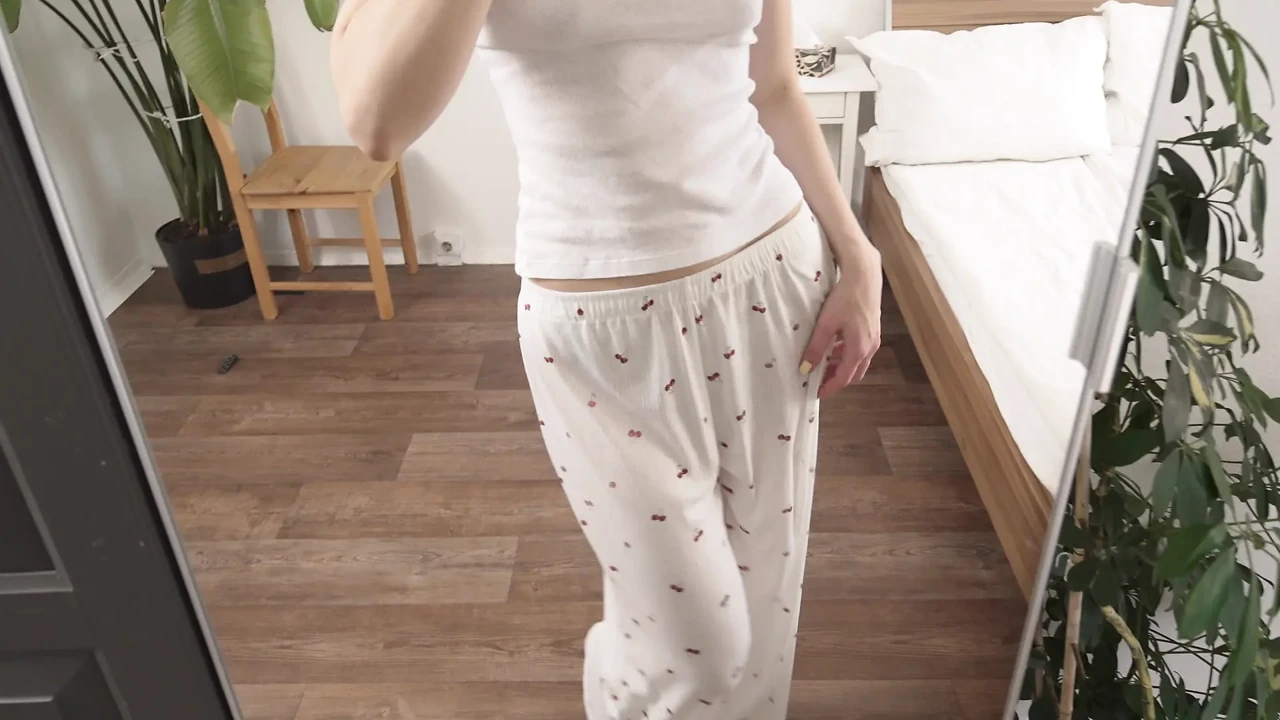 饥渴的女孩喜欢玩弄她甜美湿润的阴户