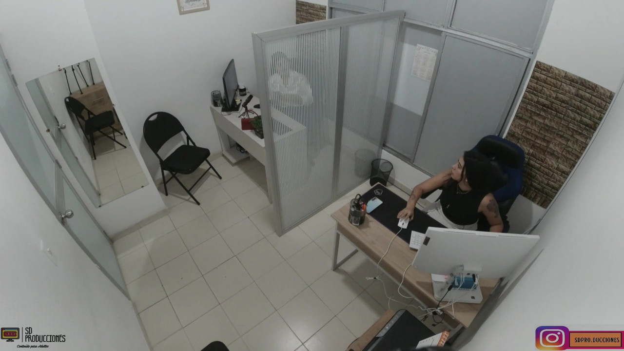 为了减轻压力，我给了我的同事在她的大阴户上几个很好的吻 - 西班牙语色情