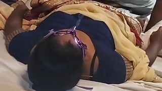 インドの女の子はロッジで顧客と熱いセックスをしています