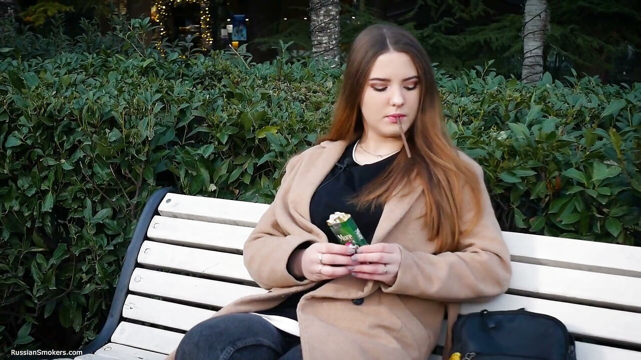 Rus kız öğle tatilini sigara içerek geçiriyor