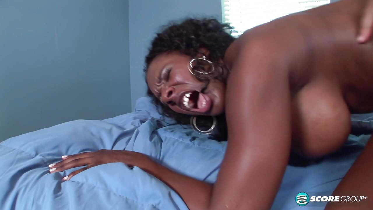 Kelly Starr lets you know how much she loves getting