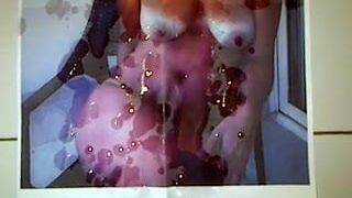 Ogromny wytrysk w hołdzie na opalone cycki mamuśki (12+ tryska)