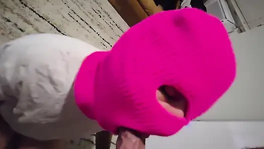 Selbstgedreht pOV: Geheimnisvolles mädchen in rosa skimaske lutscht riesigen schwanz