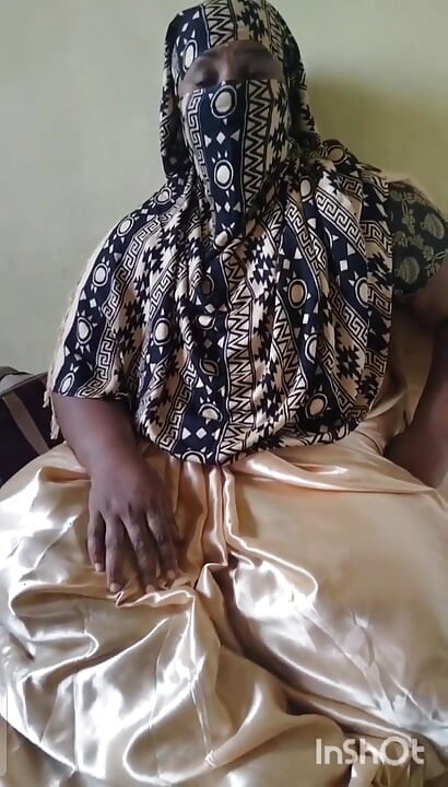 Dorptante Saree draagt