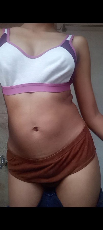 Desi Girl Shows Her Bra Panty