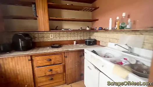 Squatter Living The High Life Lagi Asik Tur ke Apartemen Rumah PerangkapNya yang Bobrok!