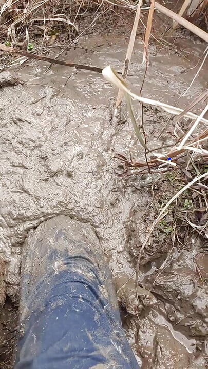 Zonder condoom spelend in het zand, vuile voeten