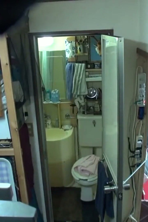 De vriendin van mijn vrouw bleef in mijn kamer en haar rijpe charme trok me langzaam dichterbij - ep1