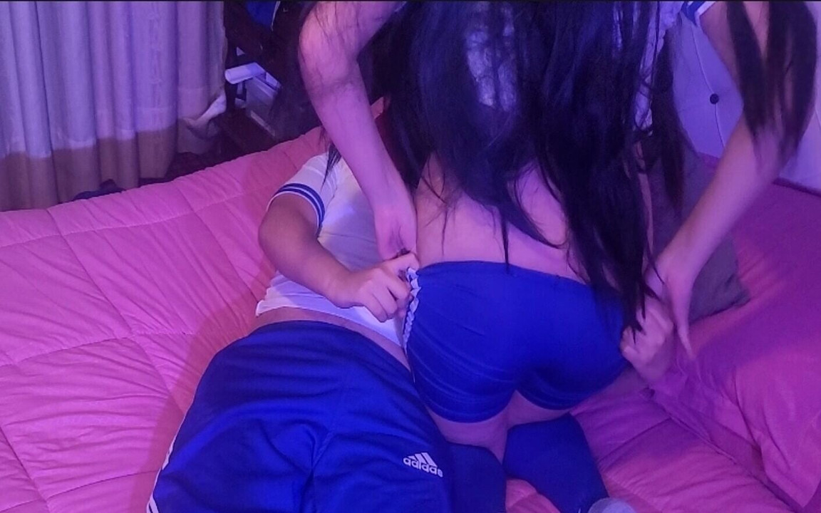 一个学生和她的同学的真实视频，她让他射在里面，她很喜欢