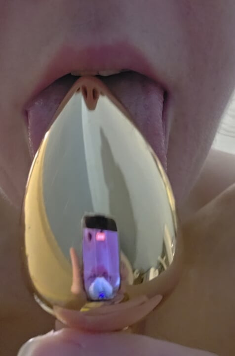 Ana Liz excites herself with her sexy tongue and licks and sucks her favorite plug