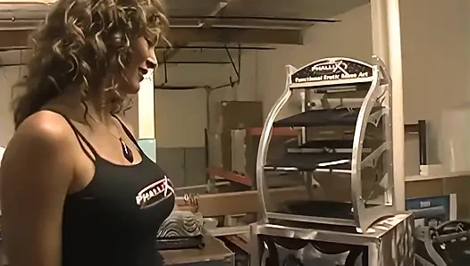 Monique Fuentes испытывает голодный член в ее горячий рот