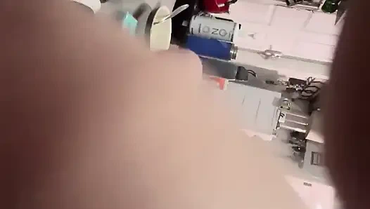 Сексуальная милфа сосет член