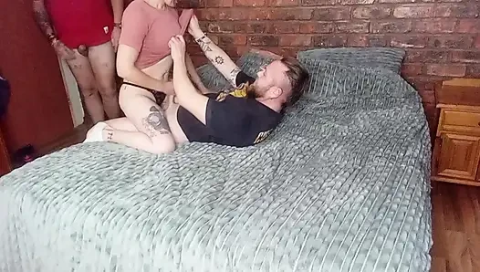 Er genoss es mit seinem sperma, das von mir tropfte