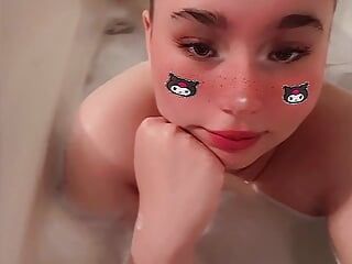 Waifu dziewczyna marzeń anime bierze kąpiel
