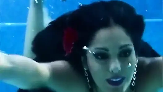 Erkeklerin 18 olmadığı yer: Lexi Marie, Nina Mercedez'in yer aldığı sahne 4