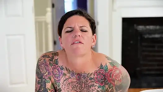 Carrie capri dientot gaya doggy habis-habisan sama mesin seks sampai muncrat banyak banget!