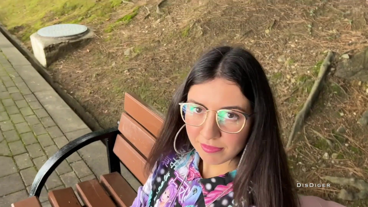 在街上捡到一个美眉，操了她，还戴上了她的眼镜