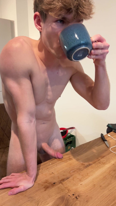 健康なツインクが大量の射精を飲み干す | クリップ 1