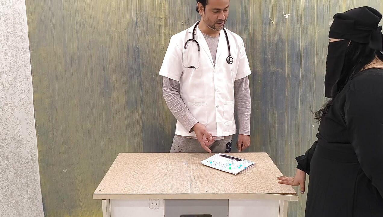 בחורה בחיג'אב מזדיינת עם רופא 🏥 בדיקת נרתיק על ידי זין מפלצתי גדול גמירה בתוך כוס ורוד