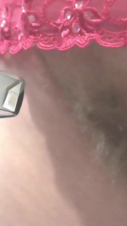 二人の女性。大人の成熟したミルフとティーンの処女少女が赤いエロティックランジェリーを着てパンティなしでキッチンで唇にキスをする。年寄りも若者も | クリップ 1