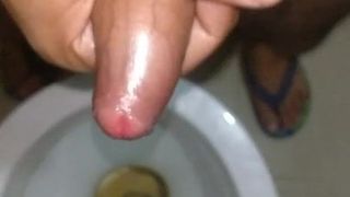 Une indienne montre sa bite non circoncise