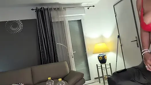 Büyükanne, Siyah Bir Adam Tarafından Kanepede Poposundan Sikişilir