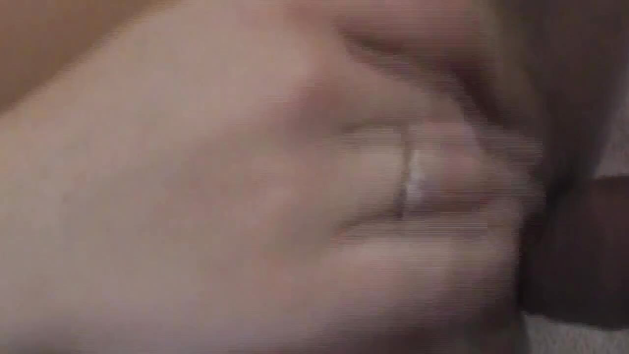 Loira enche o dedo e mostra closeup da buceta