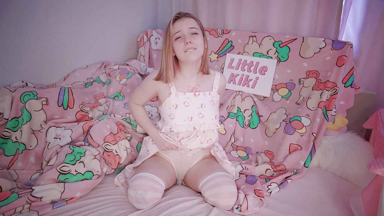 Pequeña niña estreptease y juega con padrastro