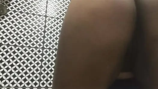 Masdrasta iri güzel kadın götünü açıyor ve kremsi bir döl sokuyor