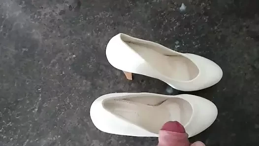 Pump porn video – Cum on her sweet white pumps
