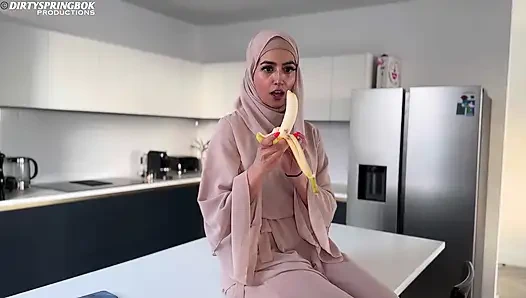 Голодная мусульманская девушка ломает ее быстро с большим черным членом