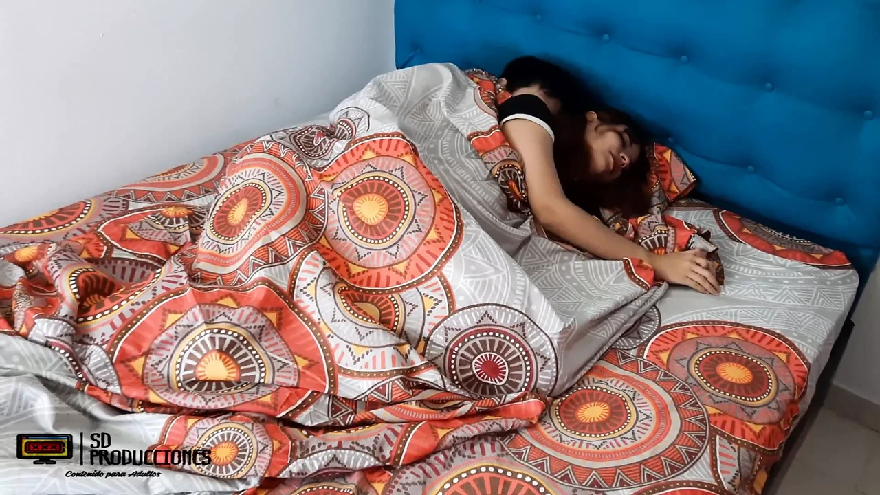 我的继妹无法独自入睡，她来到我的床边感受陪伴