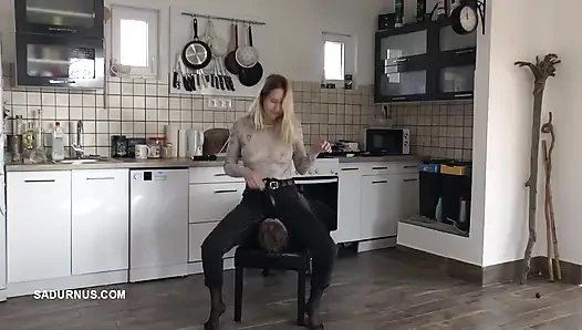 Мисс Amy Douxxx делает себя счастливой на лице рабыни